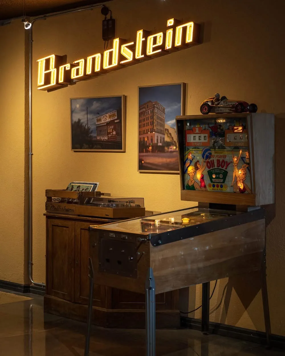 Brandstein-neon ja Oh Boy -flipperi