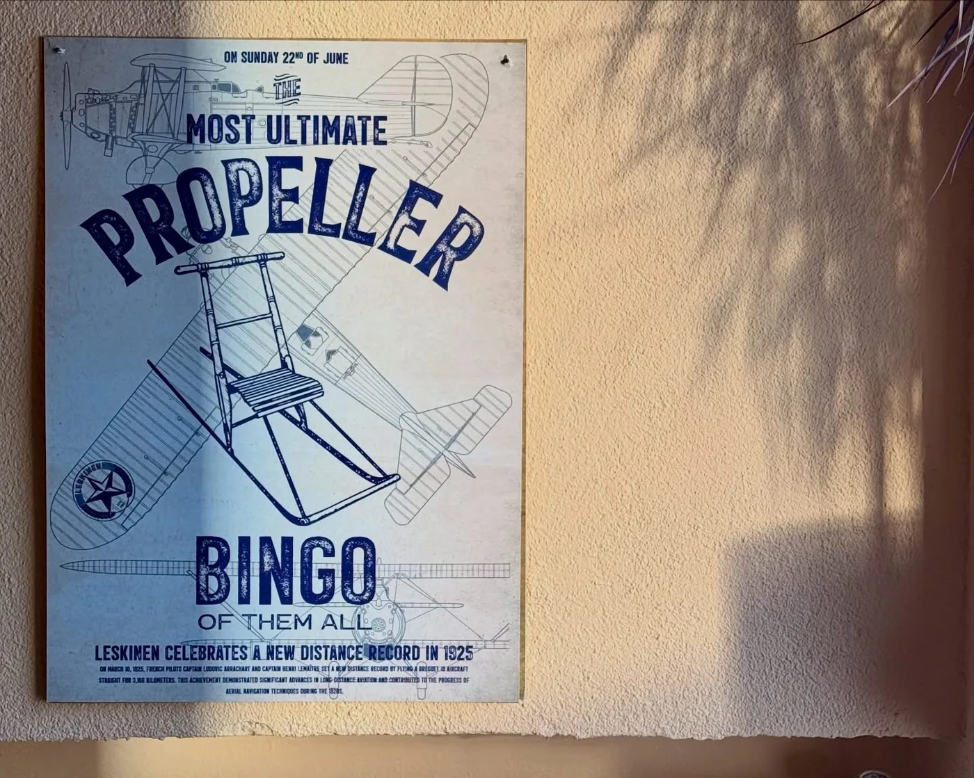 Propeller Bingo -juliste toimiston seinällä